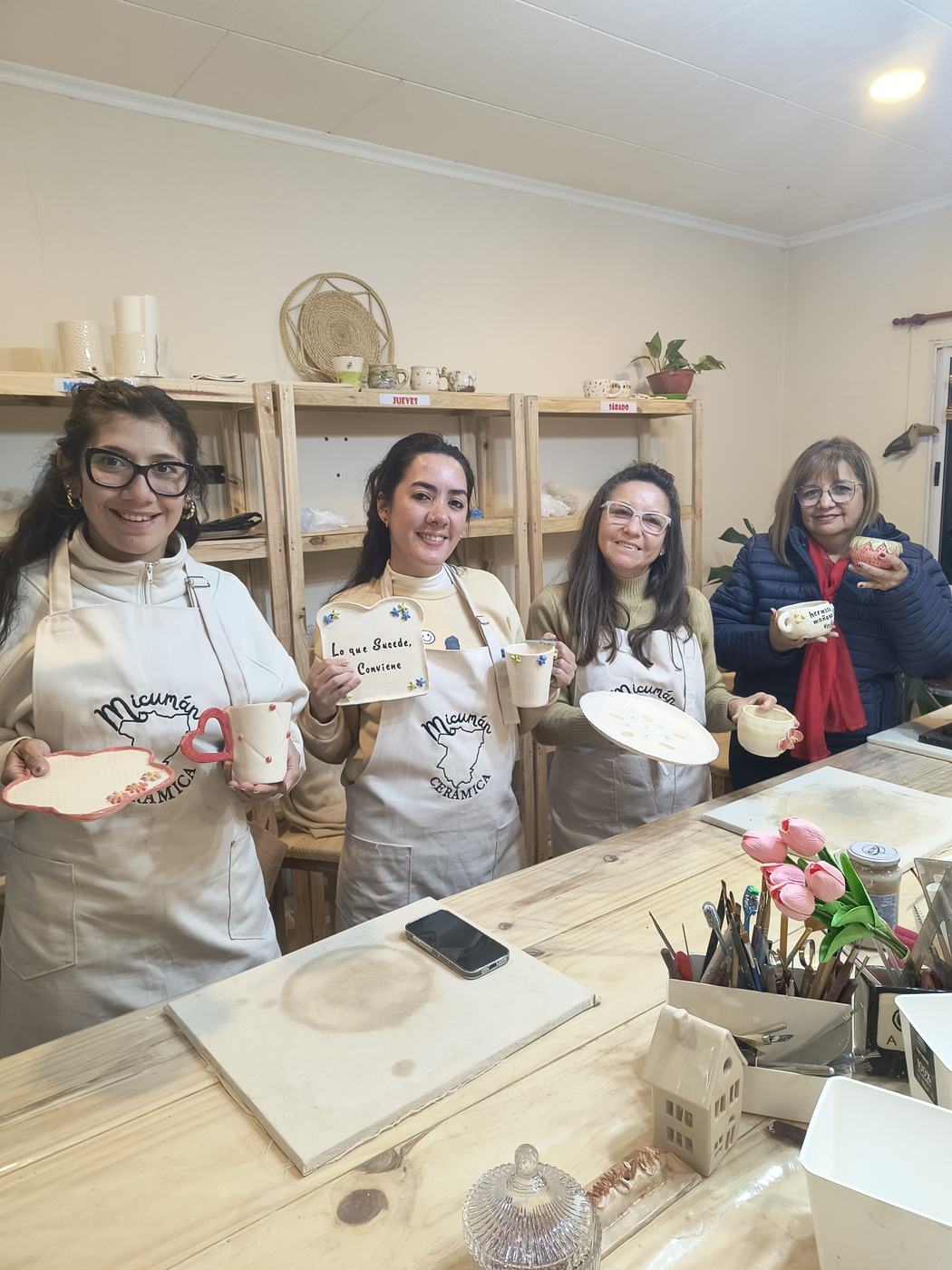 Cuatro alumnas mostrando las piezas que hicieron