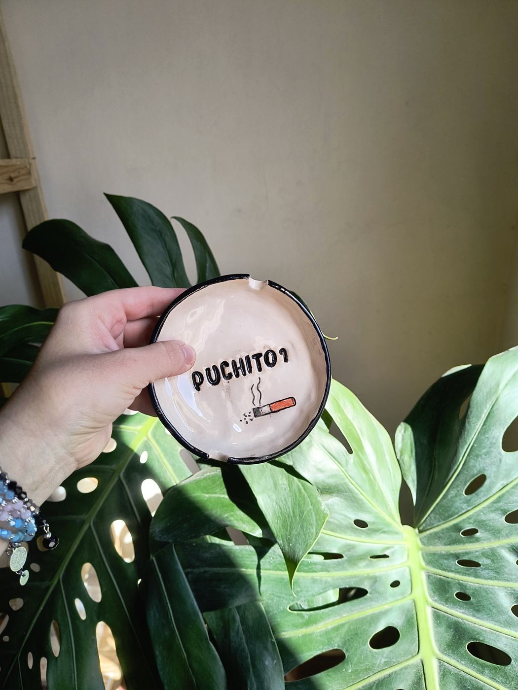 Un plato chico de cerámica con un dibujo pintado a mano