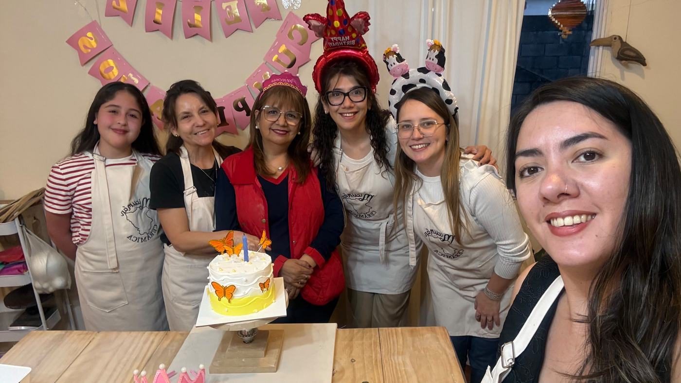 Alumnas y Evelin festejando un cumpleaños con una torta, antes de empezar la clase